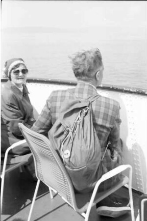 27. Tagung 1977 Chemiker; Landungssteg Bad Schachen: Richard L. M. Synge mit Rucksack von hinten