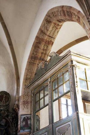 Reliefs am Arkadenbogen