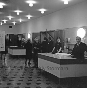 Realschule [später Alfred-Rust-Realschule]: Wulfsdorfer Weg: Festhalle: Einweihung: Blick ins Foyer mit Bar, 2. März 1963