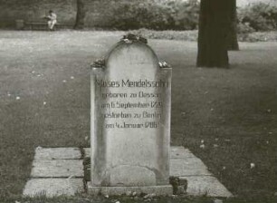 Berlin, Große Hamburger Straße. Jüdischer Friedhof, Grabstein für Moses Mendelssohn (Aufstellung 1990). Seite mit deutscher Inschrift
