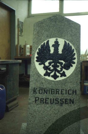 Grenzstein [Nr. 18]: mit Wappen preußischer Adler: in Werkstatt der Straßenmeisterei Lübeck