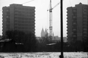 Freiburg: Durchblick zwischen Studentenhochhäusern auf Herz-Jesu-Kirche