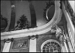 Potsdam, Stadtschloss, Haupttreppenhaus, Gesims mit Herme.