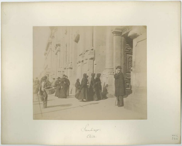 Scène de rue à Santiago (sortie d'église)