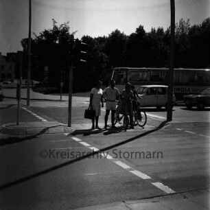 Kurparkallee / Ecke Sülzberg: neue Ampelanlage: in der Mitte Fußgänger auf Verkehrsinsel: rechts dahinter Renault 4 und Reisebus: hinten Kurpark: im Hintergrund links Pkws und Park-Hotel