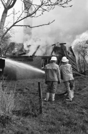 Grastwiete: Freiwillige Feuerwehren aus Bargfeld-Stegen, Nienwohld, Elmenhorst und Jersbek löschen den Brand eines Resthofes