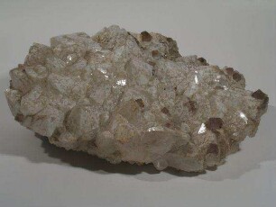 Rosa Fluorit auf Silberquarzgruppe mit Calcit und Chalkopyrit (Kupferkies)