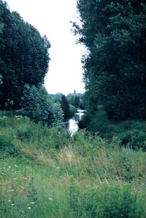 Blick entlang der Nesse am Ortseingang mit Schloß Friedrichswerth im Hintergrund