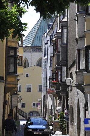 Altstadtgasse in Hall : Durchblick durch eine enge Altstadtgasse. Aufgenommen am 27. Mai 2009 in Hall (Tirol). Foto Uwe Gerig
