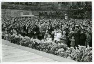 Wilhelm Pieck und Elly Winter beim Konzert des sowjetischen Alexandrow-Ensembles auf dem Berliner Gendarmenmarkt