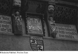 Fassadenschmuck mit Heiligenfiguren und Wappen am Rathaus
