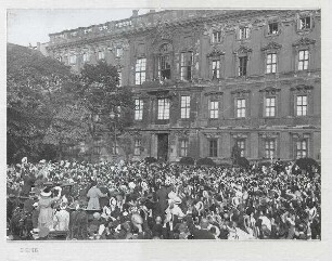 Kriegsbegeisterung in Berlin. Der Kaiser (x) spricht vom Balkon des Königl. Schlosses in Berlin an die Volksmenge