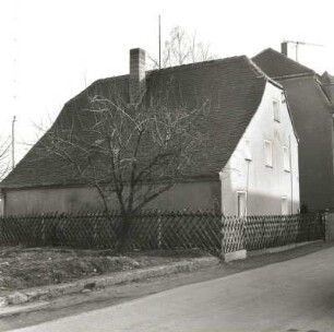 Böhlen-Großdeuben, Kirchstraße 2. Wohnhaus (1833). Straßenansicht