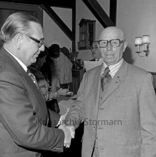 Siedlergemeinschaft Bad Oldesloe im Deutschen Siedlerbund: Wiggers Gasthof: Ehrung von Mitgliedschaftsjubiläen: Landesvorsitzender Günther Meyer-Bettyn gratuliert einem geehrten Mitglied