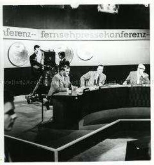 Szene aus einer Folge der Sendereihe "Fernsehpressekonferenz" des Fernsehens der DDR