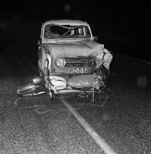 Verkehrsunfall: Industriestraße, bei Einmündung in B 208 / Ratzeburger Straße: Zusammenstoß von Pkw mit Kleinmotorrad: Unfallwagen Renault R4 mit eingedrückter Front, davor quer am Boden Kleinmotorrad: auf Straße Markierungen der Polizei: im Dunkeln