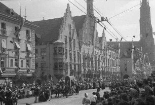 Landshut: Festzug vor dem Rathaus