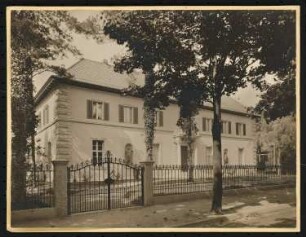 Landhaus Dr. Fritz Andreae, Berlin-Grunewald: Straßenansicht mit Gartentor (links)