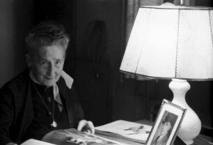 80. Geburtstag der Damenschneiderin Emmy Schoch-Leimbach.