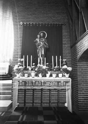 Güstrow, Grüne Straße 25. Katholische Kirche Sankt Mariae Himmelfahrt (1928-1929; P. Korff). Seitenaltar mit Joseph und dem Jesuskind