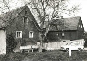 Cossebaude-Niederwartha, Hermann-Große-Straße 3. Dreiseithof (1910 Wohnhaus). Hof mit Scheune