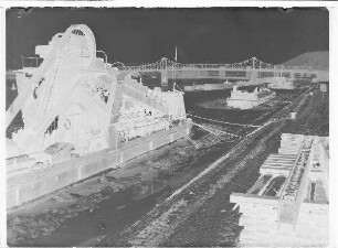 Staustufe Himmelstadt. Baumaßnahmen mit Blick auf die Mainbrücke von Himmelstadt.