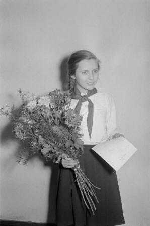 Porträtaufnahmen einer FDJlerin und einem Jungen Pionier mit Blumenstrauß : Porträt eines Mädchens mit Blumenstrauß