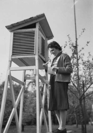 Radebeul-Wahnsdorf, Altwahnsdorf 12. Wetterwarte. Mitarbeiterin an einer Thermometerhütte