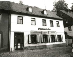 Schwarzenberg. Wohnhaus (ehemaliger Gasthof Felsenkeller) mit Laden, Vorstadt 3. Straßenansicht