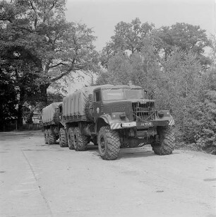 Lastkraftwagen KrAZ : Verladen von Militärtechnik der 1. Gardepanzerarmee im Bf. Dresden-Klotzsche. Lastkraftwagen KrAZ