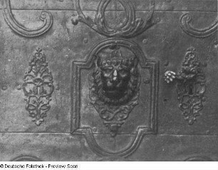 Bautzen, Fleischmarkt 6. Wohnhaus (bezeichnet 1670). Eingangstor (Eisenblech, getrieben). Detail: Türklopfer