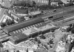 Dresden-Neustadt. Bahnhof Dresden-Neustadt (1898/1901). Bahnsteighalle und Gleisanlagen. Luftbild-Schrägaufnahme über den Schlesischen Platz nach Nordwesten