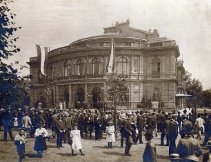 Einweihungsfeier der Denkmäler für Immermann und Mendelssohn vor dem Düsseldorfer Theater 1901