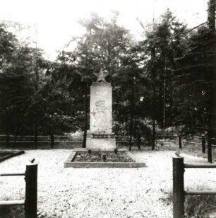 Reuthen (Kreis Spremberg). Ehrenfriedhof der Sowjetarmee (nach 1945), Gedenkstein