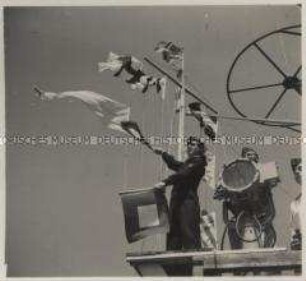 Wehrmachtssoldaten, Deutsche U-Bootjäger, Auf der Signalstation gibt der Signalmaat Winkersprüche durch.