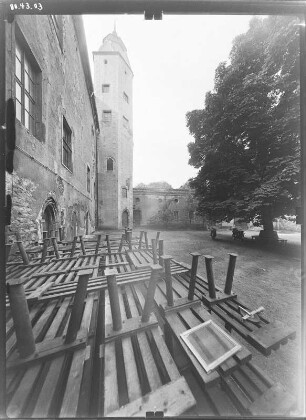 Glauchau. Schloß Hinterglauchau (1460-1470; Arnold von Westfalen, Umbau 1525). Schloßhof mit Treppenturm
