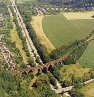 Eisenbahnviadukt : Eisenbahnviadukt und Wittgensdorfer-Straße-Brücke über die Autobahn A4