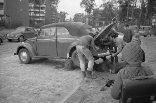 Autoreparatur in der Waldstadt.