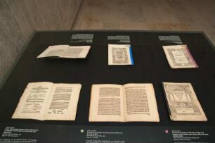SLUB, Ausstellung "Wie Luthers Worte fliegen lernten" : Ausstellungsvitrine "Ehe und Familie"