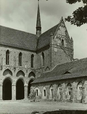 Kloster Chorin, Blick über den Hof auf Klosterkirche mit Langhausarkaden, Querhaus und Ostflügel des Kreuzgangs,