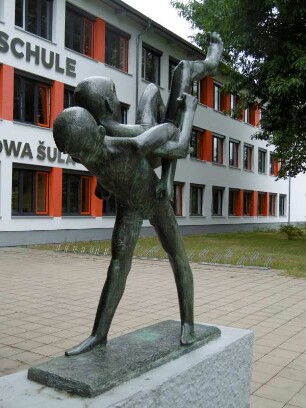 Kindergruppe vor der Lindenschule, Hoyerswerda