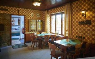 Sitzgelegenheiten im Schankraum im Museum