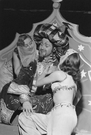 Karneval, Kostümierte in einem Innenraum