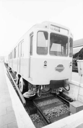 Brüssel: Pariser Metro-Wagen mit Gummi Bereifung, von vorn