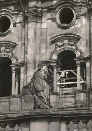 Dresden. Katholische Hofkirche (1739-1755). Südostfront. Skulptur Heiliger Franz von Paula