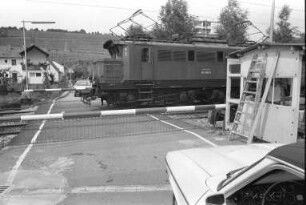 Wiederöffnung des von der Bundesbahndirektion Karlsruhe geschlossenen schienengleichen Bahnübergangs Krappmühlenweg in Grötzingen für den Autoverkehr