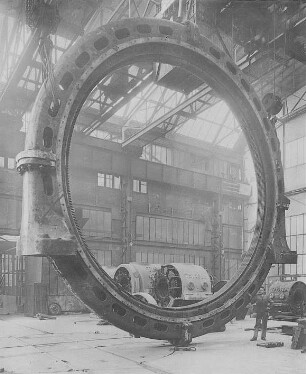 Ständer eines 6150 kVA-Schwungrad-Drehstromgenerators für Gasmaschinen-Antrieb (Thyssen und Co., Mülheim) : Technikgeschichte | Elektrotechnik | Erzeugung elektrischer Energien | Gleich- und Wechselstromgeneratoren, Turbogeneratoren