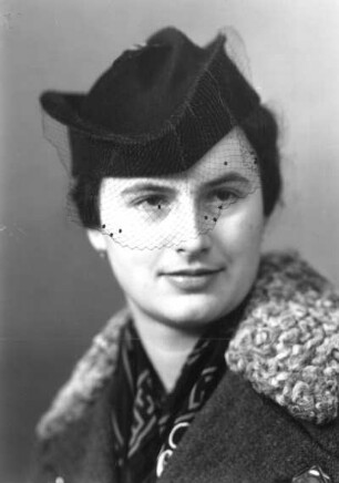 Portrait einer jungen Frau mit Schleier am Hut. Aufnahme Roßwein