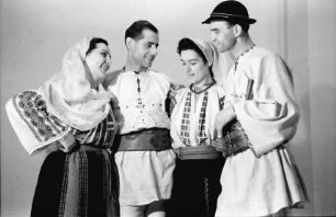Bukarest: Turnhalle der Deutschen Schule, zwei Tanzpaare, nebeneinander