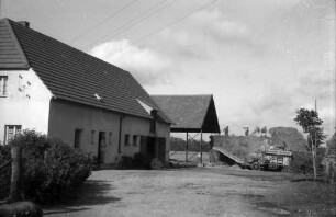 Nierswalde: Hof mit Dreschmaschine